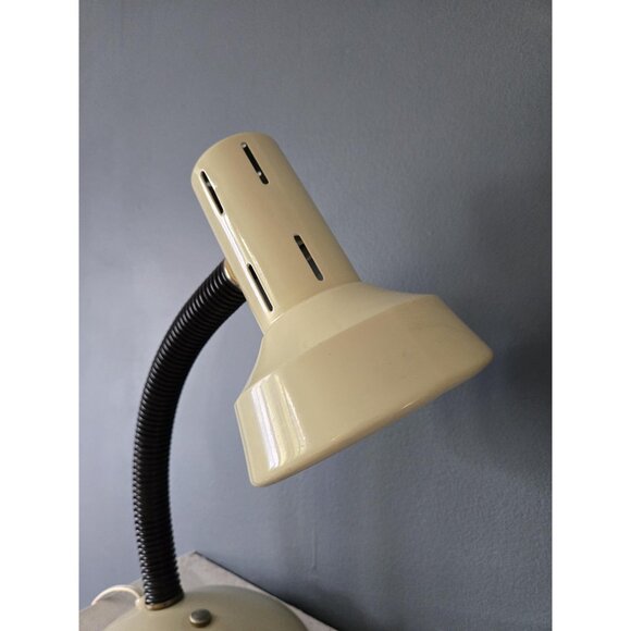 Vintage Beige Enamel Metal & Plastic Desk Lamp Adjustable Goose Neck Retro - Picture 5 of 10